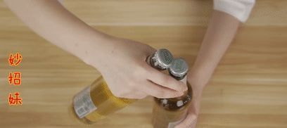 有个|原来酒瓶盖上有个“小机关”,用手就能拧开,比开瓶器还快