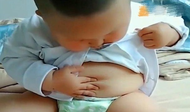 刘女士|儿子偷偷研究自己的“小肚腩”,不料被妈妈发现,瞬间变脸太精彩