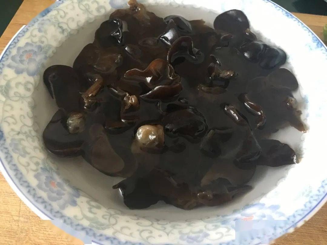 正确|泡木耳时,第一步就错了,大厨分享正确做法,分分钟泡发更快更干净