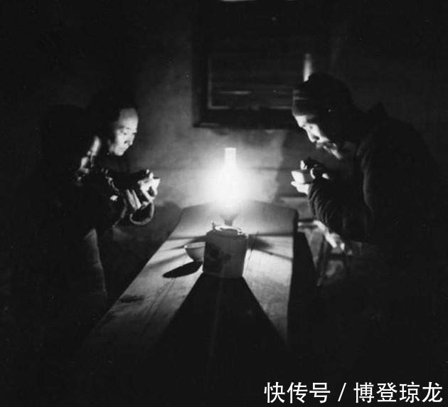 男孩#民国男孩吃螃蟹,是穷人还是公子哥儿?鲁迅先生或许早给了答案!