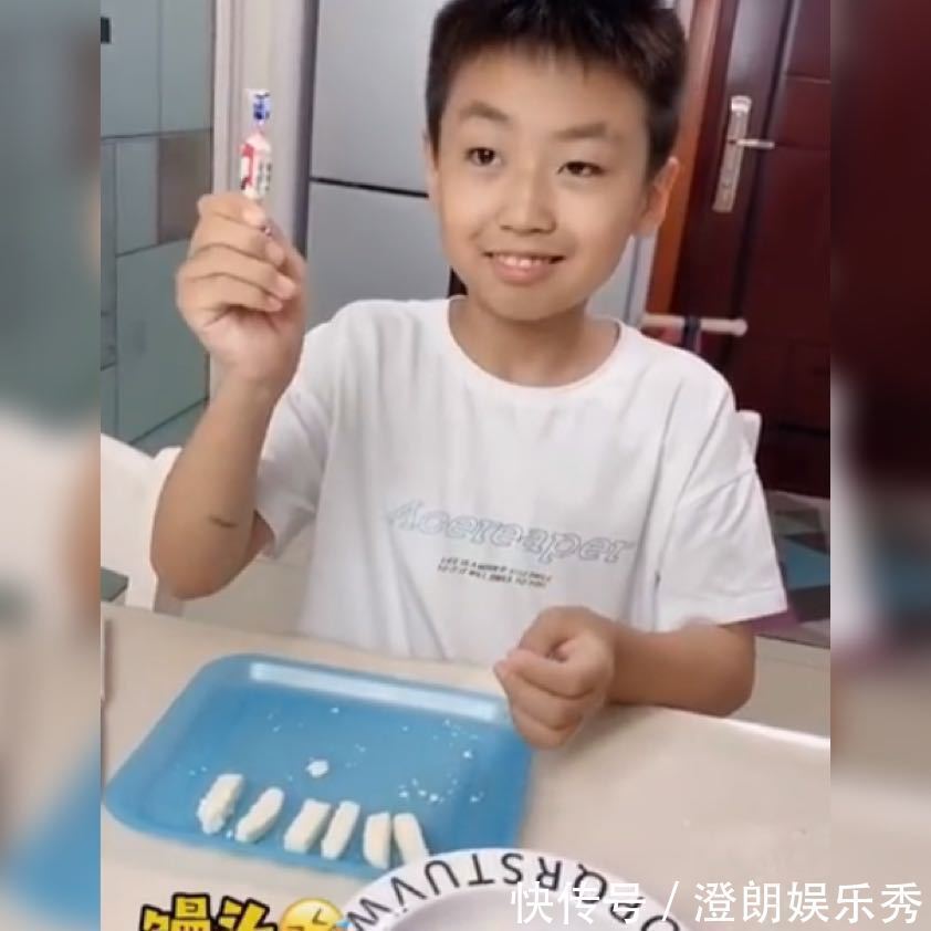 馒头|哥哥用馒头当糖块“套路”妹妹火了,网友:还是馒头很好吃,管饱