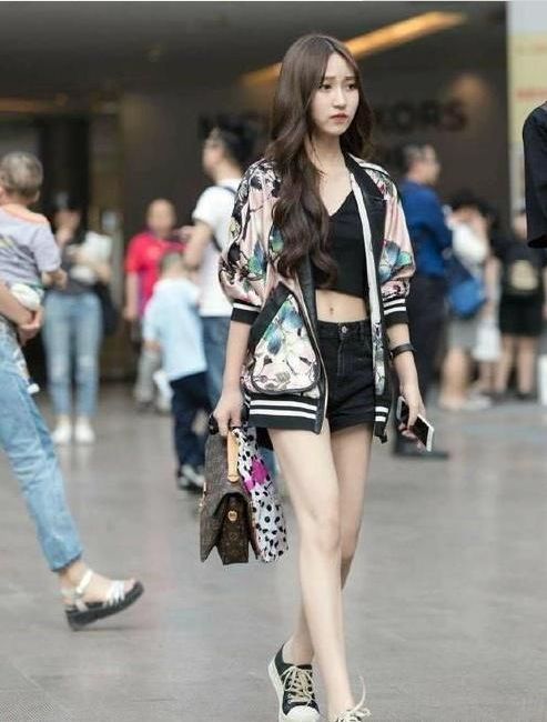 美女|街拍:小姐姐身穿格子外套,气质优雅,大家闺秀的感觉