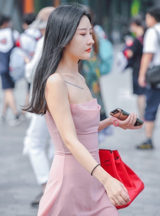 老公|街拍都是当妈的人,还打扮的如此时髦,老公看到不生气吗