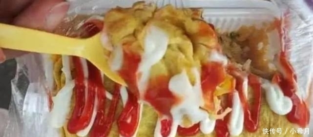 路人|40岁大姐路边摆摊卖“新式炒饭”10元1份,路人都排着队买!