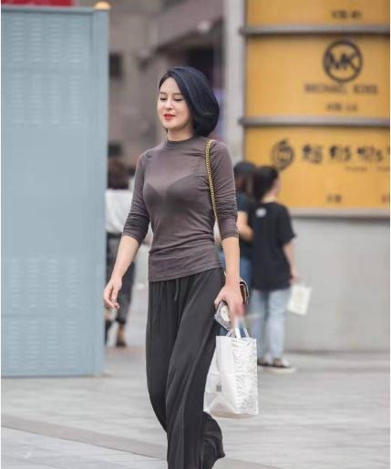 薄纱 浅褐色薄纱T恤搭配黑色阔腿裤,休闲传统,温婉大方!