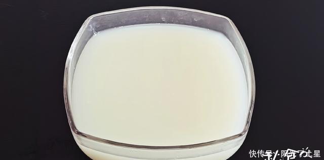 平时|平时做菜的时候“猪皮”不要扔了,用它来做菜,Q弹筋道,特实用