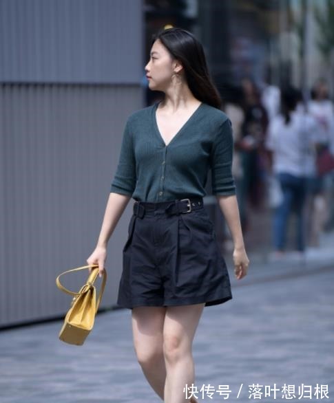 短裤 V领紧身针织衫高腰短裤,经典简约,时尚成熟!