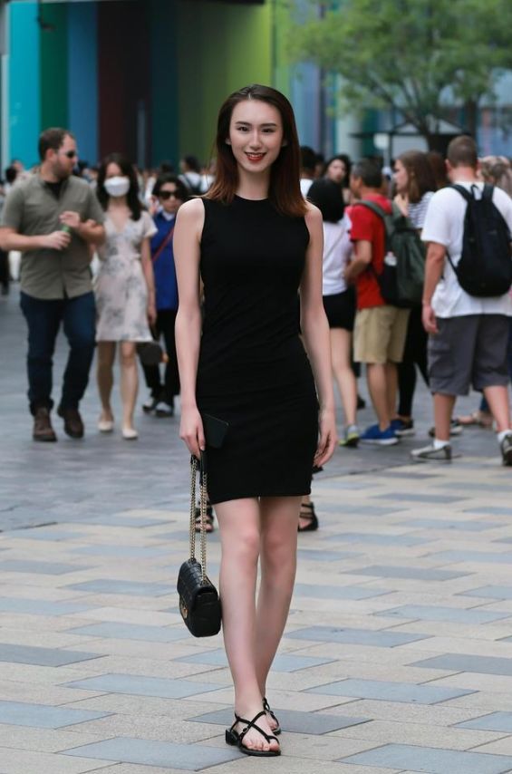  小姐姐|街拍：端庄典雅的小姐姐，丰腴身材前凸后翘，迷人气质非常吸睛