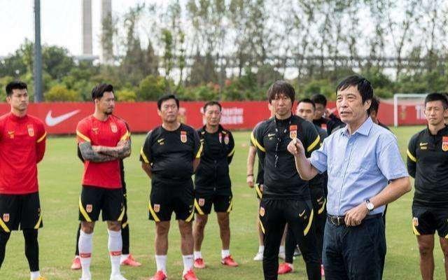 中国足球|凌晨1点!资深名记最新报道引爆争议,球迷吐槽:中国足球真可笑