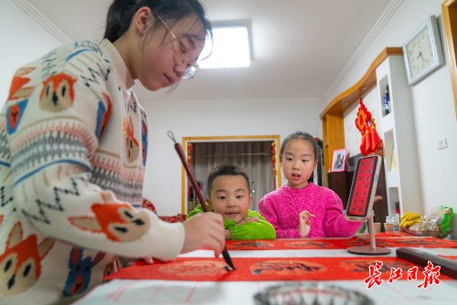 孙振东|外婆亲手炸春卷，孙女剪纸贴春联丨我家过年中国味