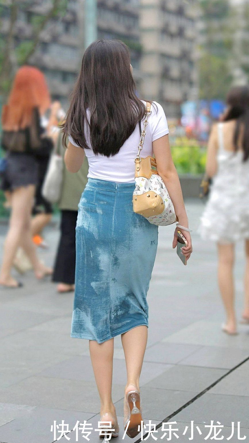 天鹅绒|白色T恤搭配蓝色天鹅绒裙,十分高级