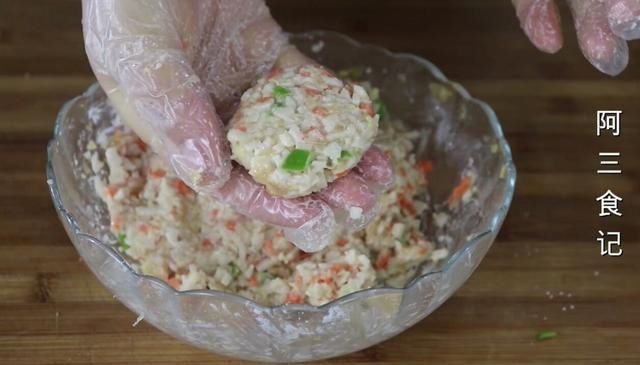  莲藕别再炖汤了，教你1个新做法，比吃肉都香，上桌连汤汁都不剩