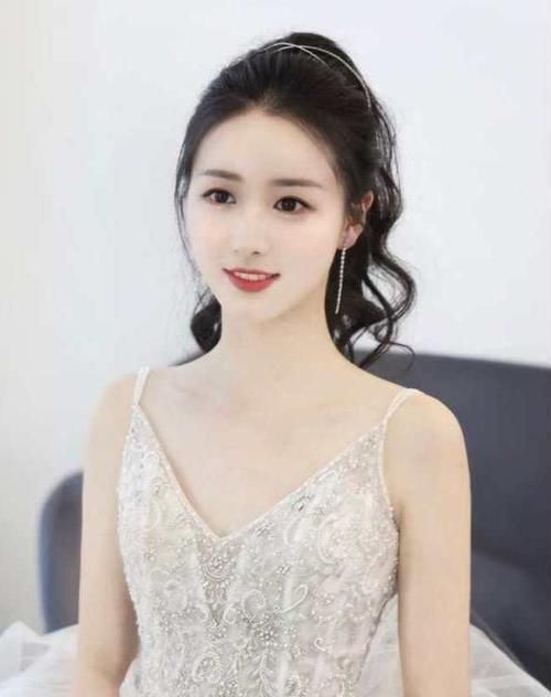 初恋脸适合这几款发型,齐肩短发、高马尾、微卷长发,时尚又好看