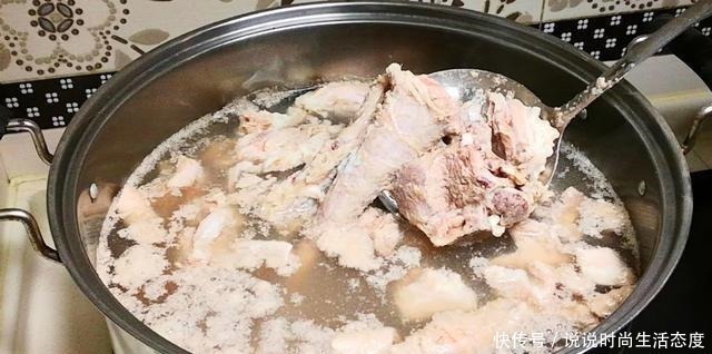 焯水|炖羊肉时，记住“一不要二不放”，羊肉不腥不膻也不柴，羊汤鲜美