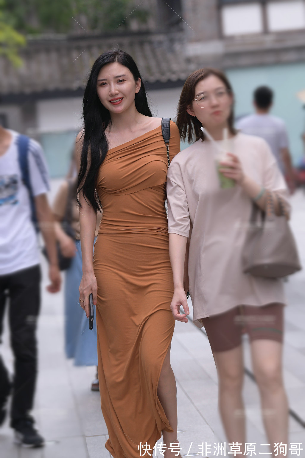 盐酷风 简约的背心上衣搭配运动裤子，清爽气息满满，这样穿搭很有活力