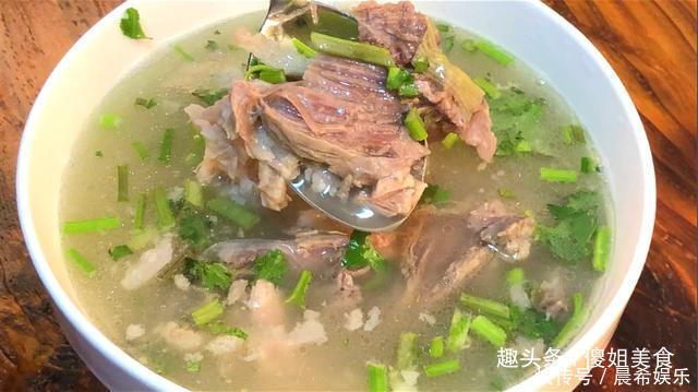 炖羊肉汤时,有人先焯水,有人直接炖?这才是正确做法,太香了