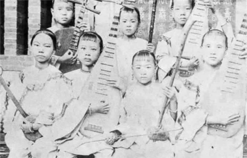 晚清红尘女子旧照:确实漂亮,个个多才多艺,跟清宫戏里截然不同