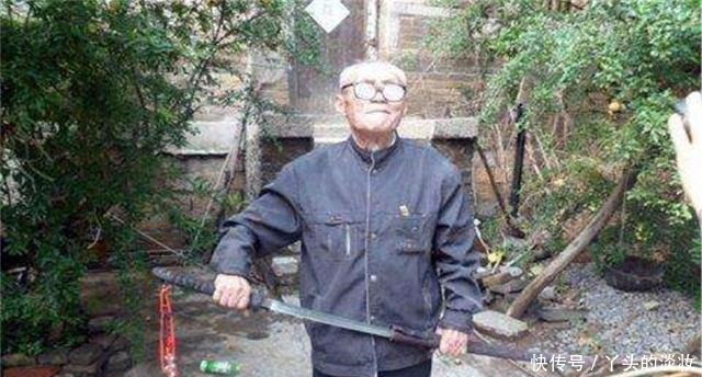 他收藏了一把刀,有人出价20万收购,他不为所动却无偿捐给国家!