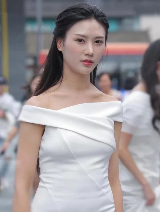 美女|美女穿黑色T恤配黑色短裤,长发披肩,尽显女王气质