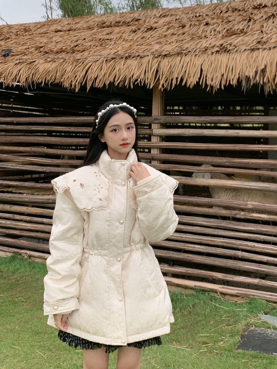 羽绒服|周末出去约会怎么穿得保暖又好看!不如试一试蕾丝花边羽绒服+格子半身裙