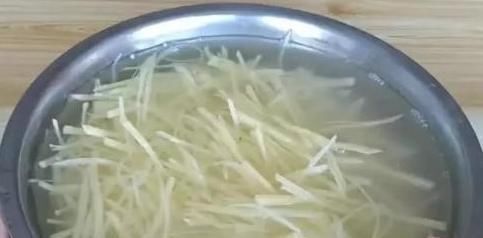 泡过土豆丝的水,别着急倒掉!拿来浇花,一年能省不少钱