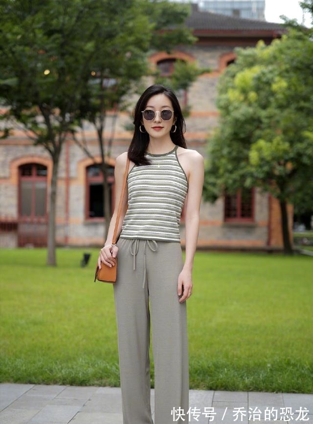 搭配 最近火了一种穿法“上下带点绿”,时髦显白,照着穿就对了!