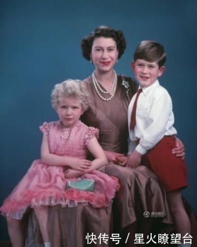 查尔斯|39年前,戴安娜生完孩子缝完线就忍痛抱威廉照相,上车后痛哭不止