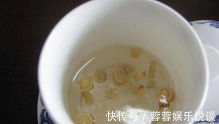 黄芪泡水|常喝黄芪泡水能“养生”，喝错也伤身，喝黄芪的禁忌都有哪些？