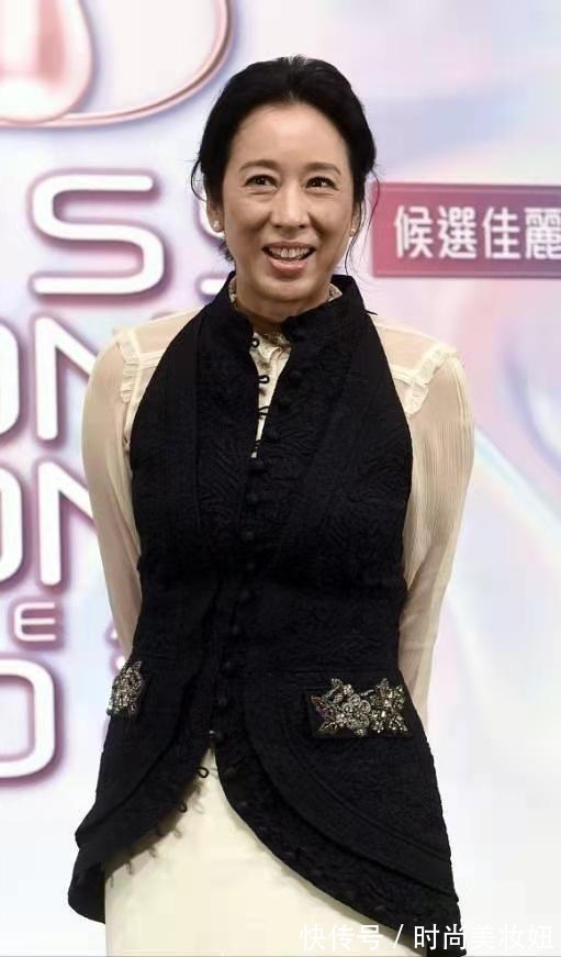 贵妇|朱玲玲真是优雅到骨子里,穿衬衫配9分裤亮相,贵妇气质藏不住