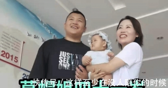 休闲装|41岁草帽姐升级当奶奶,穿T恤配短发看着挺精神,不打扮也没土味