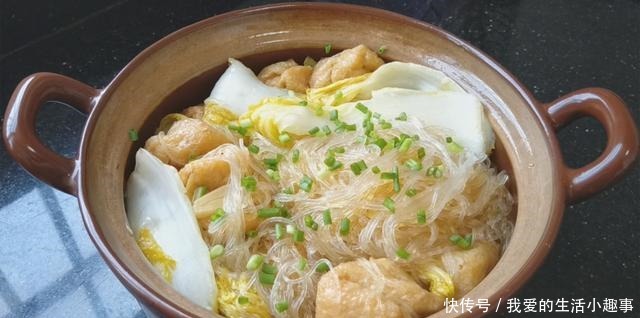  白菜加油豆腐，盖子一盖，既可当菜又可当饭，味美解馋，越吃越香