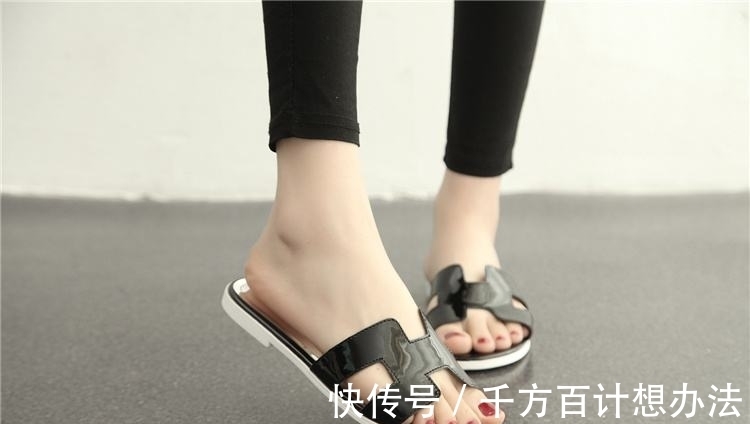 老爹 爆火的凉鞋有很多,但建议穿这4双,因为不累脚还不挑胖瘦!