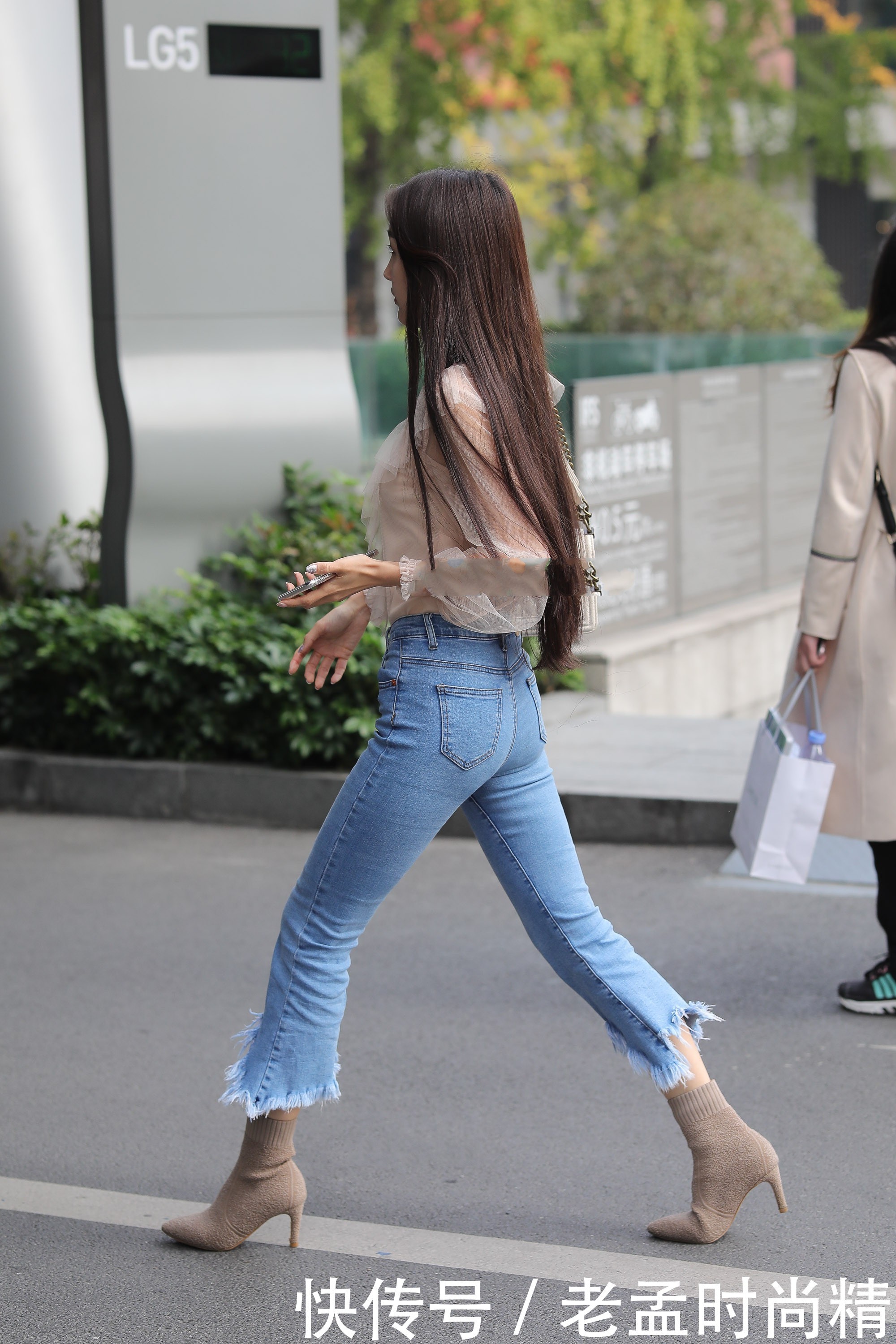 颜色|牛仔裤的时尚感超乎我们的想象,散发出洒脱与高级感