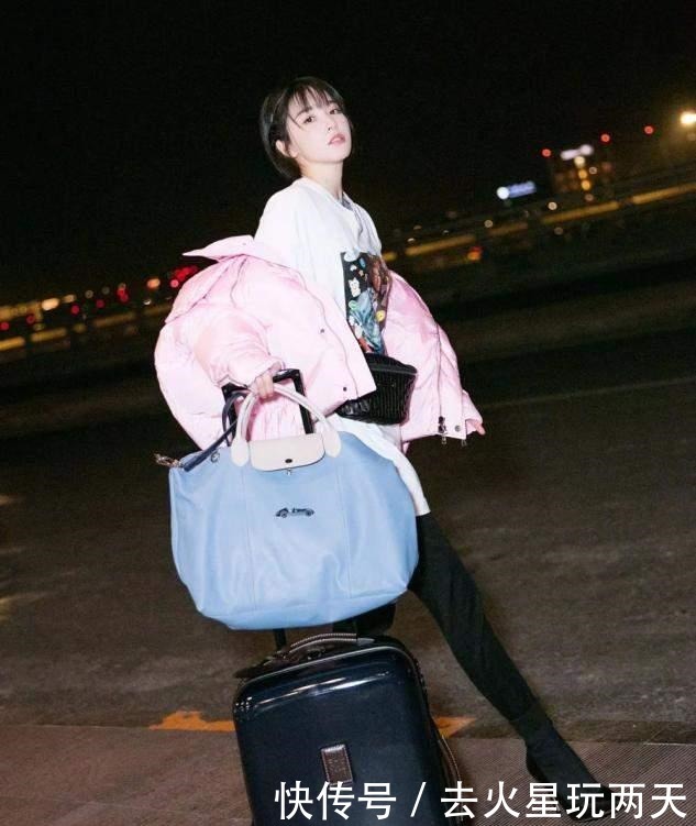 羽绒服|女人买羽绒服时,建议选这3个“显白色”,时髦保暖,明星也爱穿