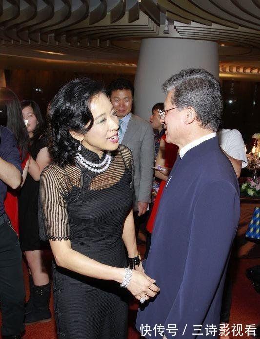 典雅 郭晶晶婆婆被宠成公主,当众高调给老公撒娇,穿纱网旗袍一脸福相