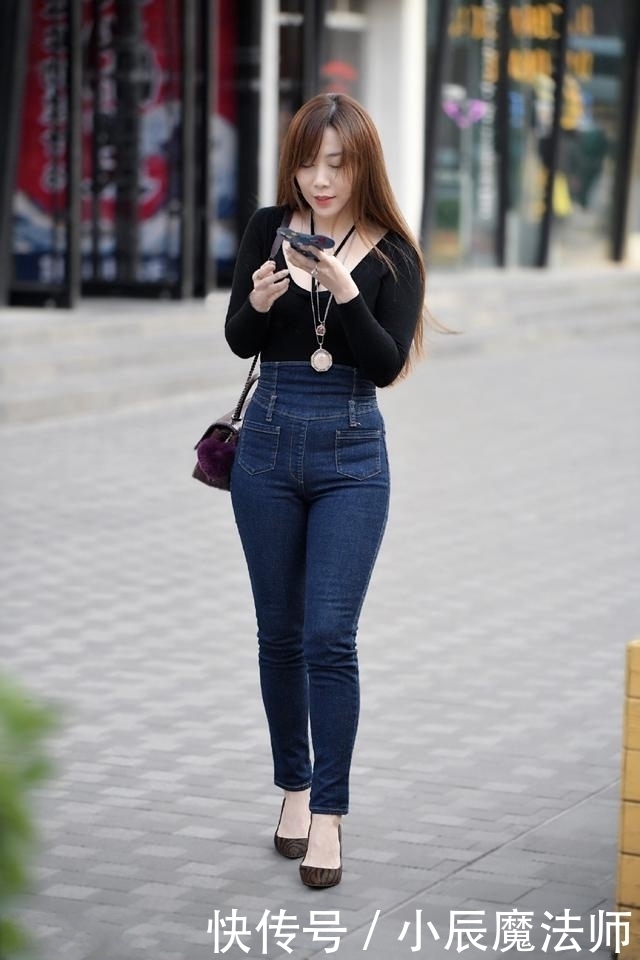 路人街拍,美女穿浅色的吊带连衣裙,简约有气质