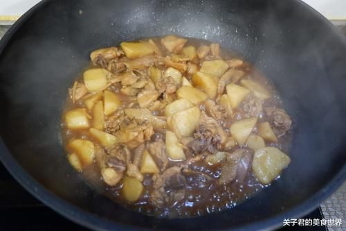  鸡肉|鸡肉吃起来的口感也非常的软嫩，把它和山药搭配在一起，分享炖鸡小技巧