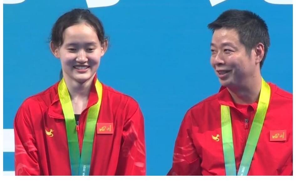 何威仪|冠亚季军合影全红婵又是C位!高举双手接受喝彩,陈芋汐很淡定