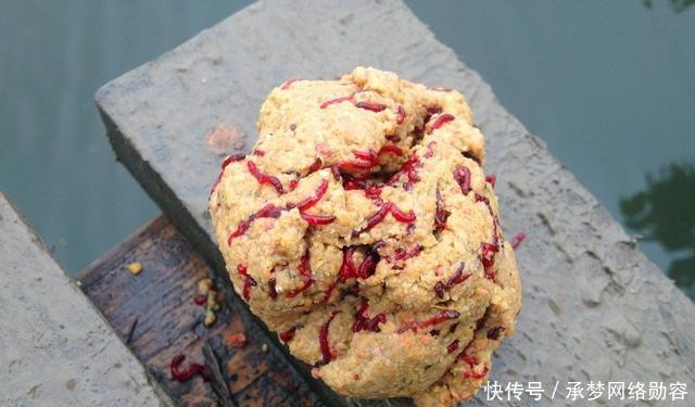 农村小伙钓鱼就是狠,这样打窝,钓鱼钓到手发软