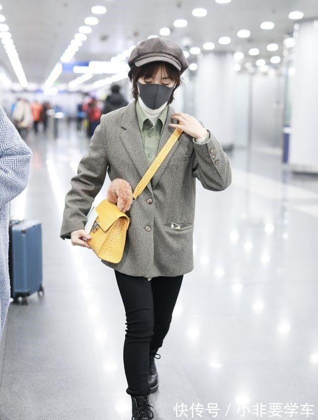 毛衣 大衣里面搭什么不如学学这4种叠穿方法，承包你的秋冬时髦感！