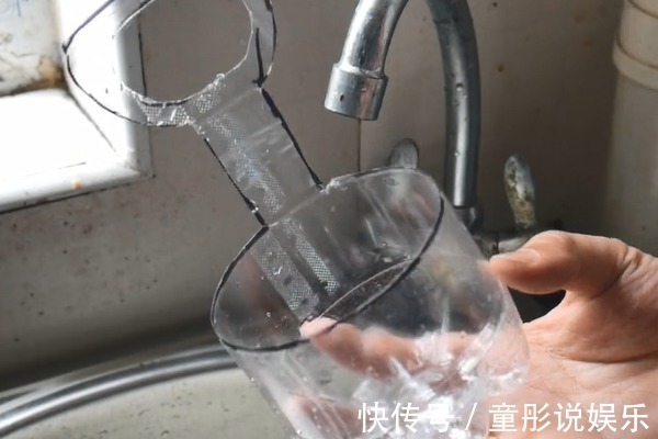 塑料瓶剪几刀套在水龙头上，全家人都要抢着用，真的太棒了！