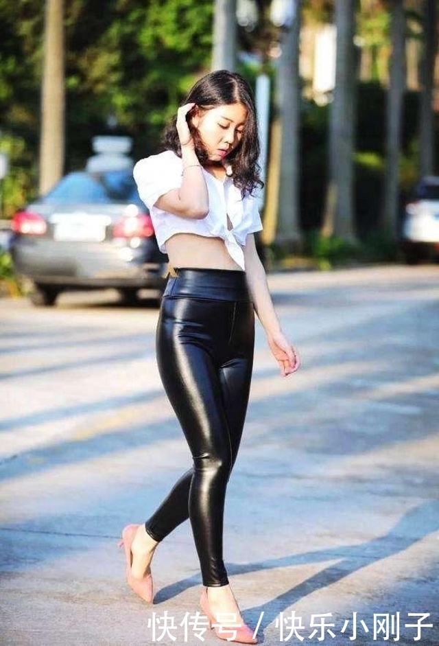 时尚穿搭,小姐姐穿深绿色的针织衫,展现出了曲线感