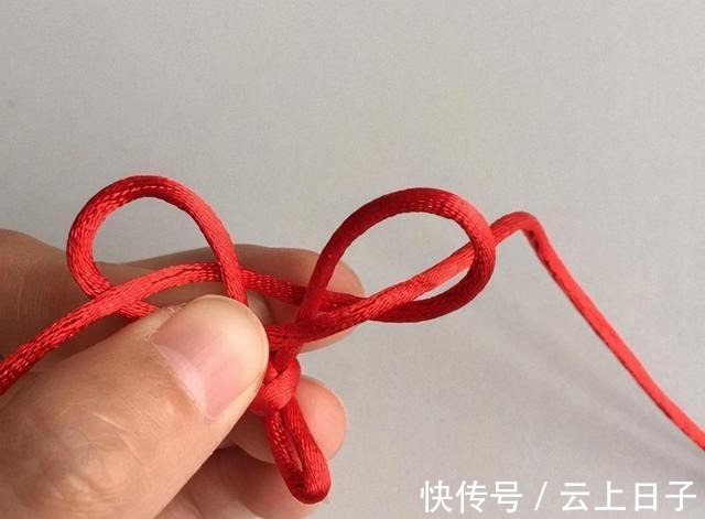 绕圈 心形结手链的编法教程,非常简单,只要2个结法就能编出!收藏了!