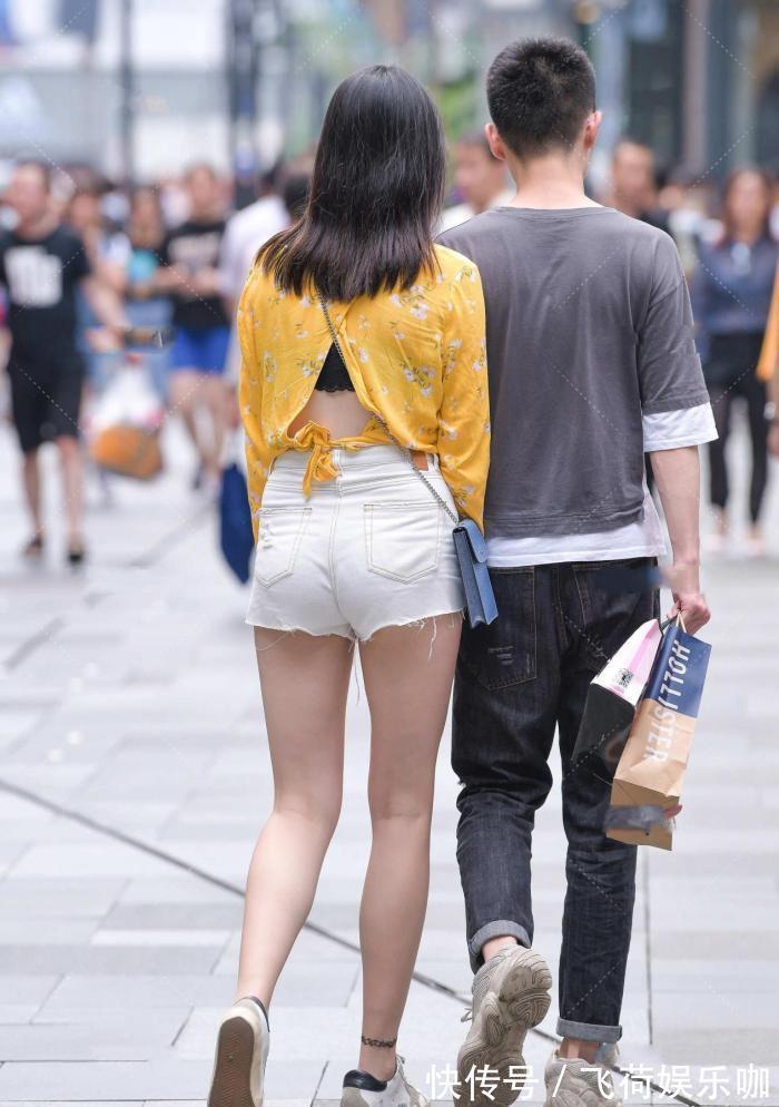 V字领 初春“姜黄色V字领碎花图案上衣”,搭配白色休闲短裤,靓丽清纯