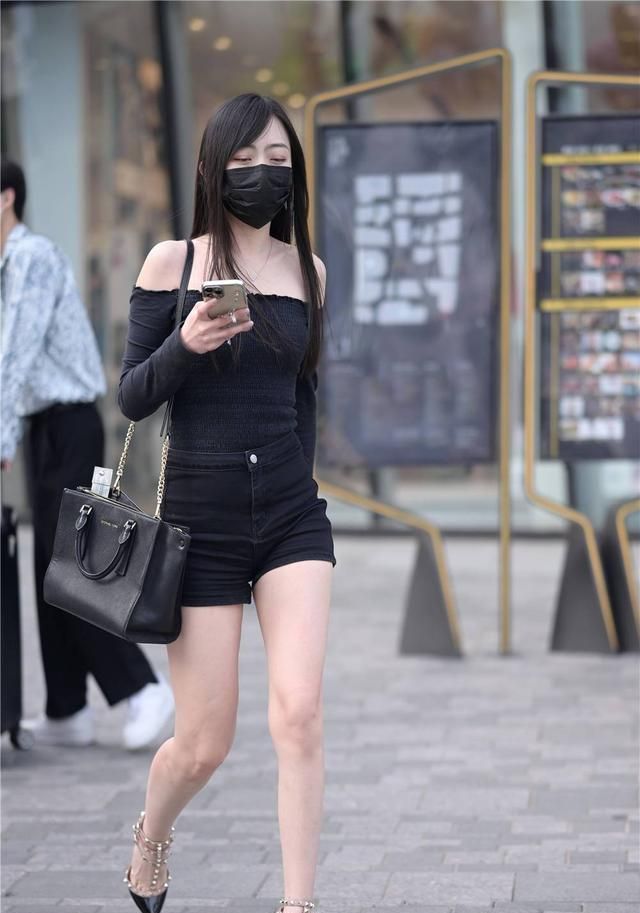 铆钉|尖头细跟铆钉凉鞋,身材和服装不同,呈现出不同的时尚味道