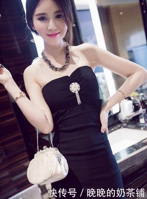 身材|穿紧身裙的小姐姐,肤白貌美,五官精致,身材曲线很完美!