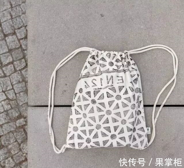 瞬间|女孩将T恤贴在井盖上,大家没懂!直到衣服拿起瞬间,都抢着买!