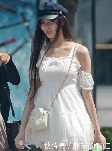 时尚|街拍随意又洒脱的美女,身材凹凸一种随性气质扑面而来