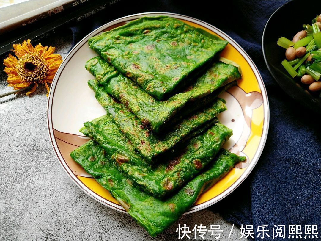 菠菜汁|菠菜和鸡蛋摊成饼,5分钟就做好,营养美味,孩子很喜欢吃