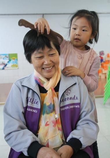 孩子|喂完娃妈妈抢时间吃饭,回头看到宝宝的眼神,宝妈:再累也值得